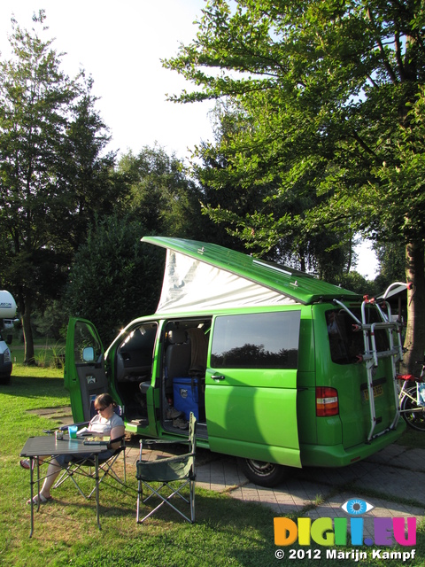 SX24004 Jenni at campervan in Dordrecht